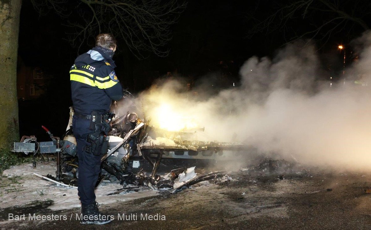 Caravan in vlammen op in Den Bosch -..