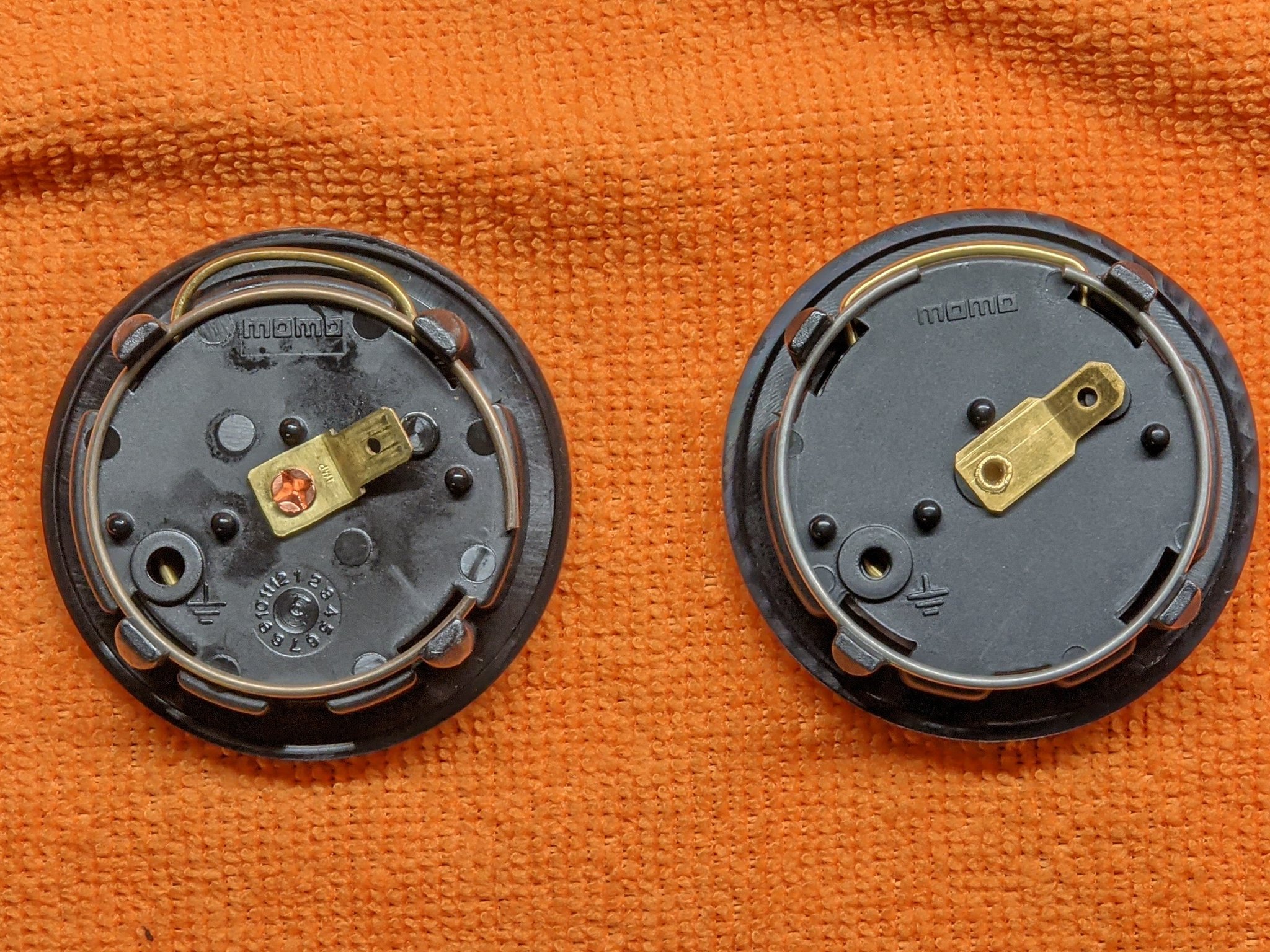 たくあん 最近ヤフオクで出回ってるnsxのホーンボタンですが 写真の左側が本物で右側が偽物のホーンボタンです 3枚目の画像のように本物のように品番が入った袋で梱包されてますので 見分けするのが困難な程精巧に造られてます 相場的に円以下は