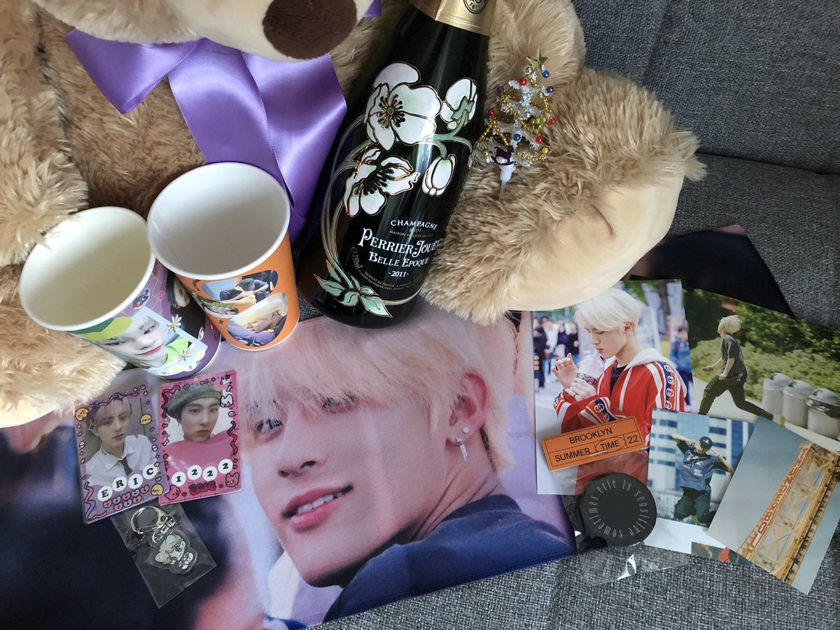 AgustF93's tweet photo. @dear1222boy 
@kissberry_cafe 
一瞬でしたがお邪魔させて頂きました。後日にも関わらずトレカの受取にご対応下さりありがとうございました☺️

@masters__tbs 
重ね重ねありがとうございます！
スローガンとても素敵です🥺💓
またお邪魔します🙇🏻‍♀️

#우리의_첫번째별_에릭_생일축하해
#더보이즈 #에리 https://t.co/AgEvNWRM2w