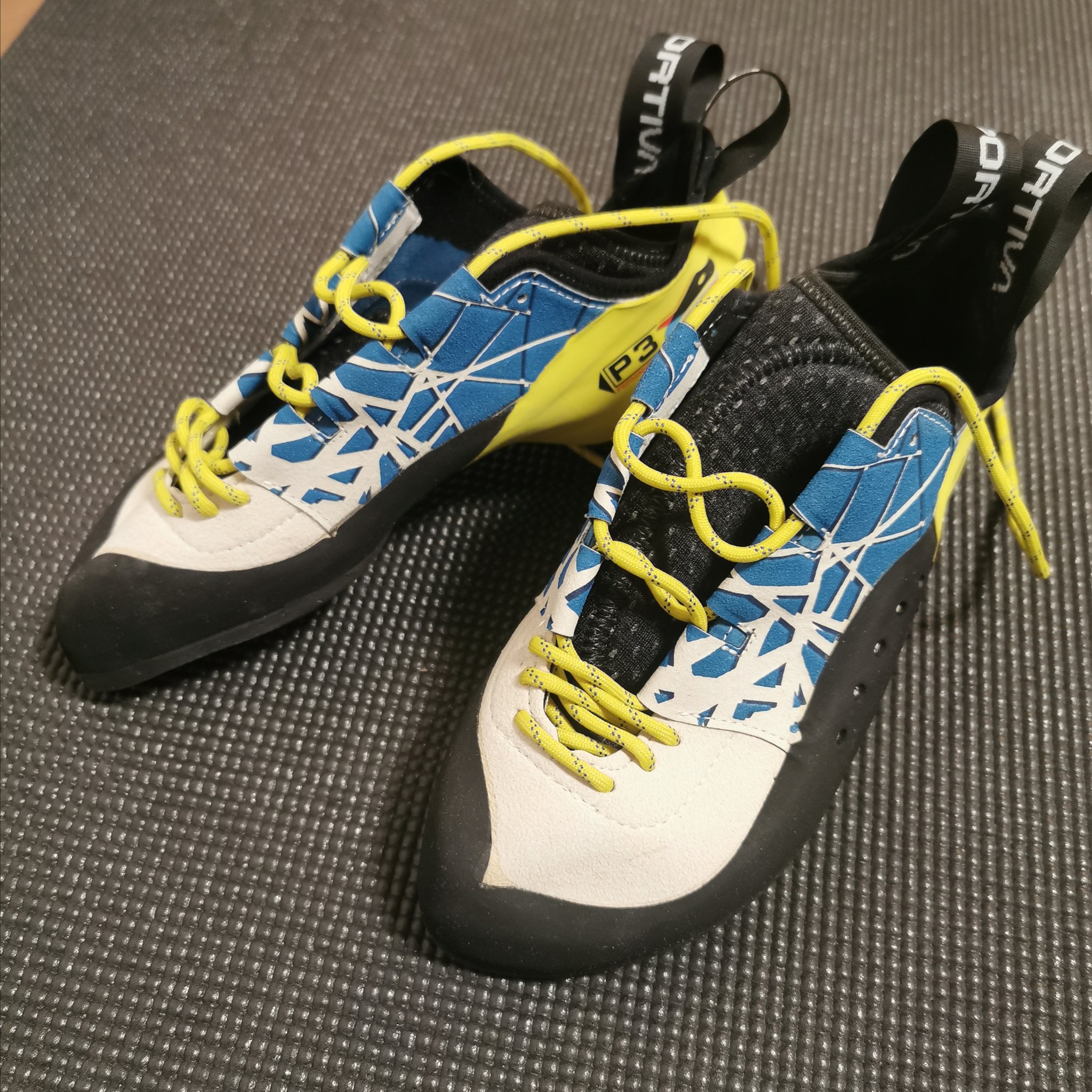 たなゆ 岩用に購入したカタキが届いた 同じ足型のスクワマが快適だったので ミウラー ではなくこの靴に 剛性高めでカッチカチ スポルティバのヒールが合わない人も結構いるが自分は踵が出っ張ってるのでぴったり 早く外