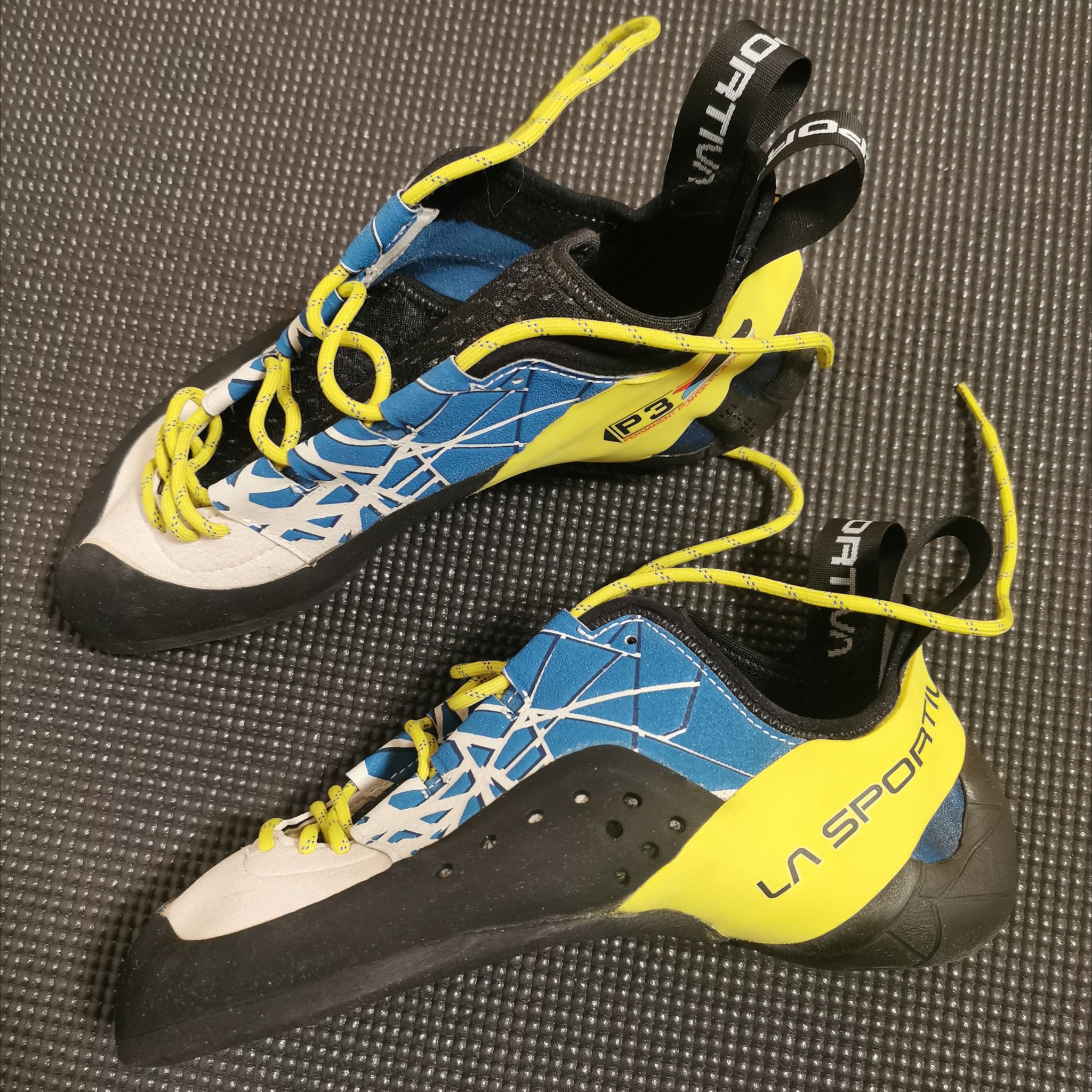 たなゆ 岩用に購入したカタキが届いた 同じ足型のスクワマが快適だったので ミウラーではなくこの靴に 剛性高めでカッチカチ スポルティバのヒールが合わない人も結構いるが自分は踵が出っ張ってるのでぴったり 早く外で履きたい クライミング