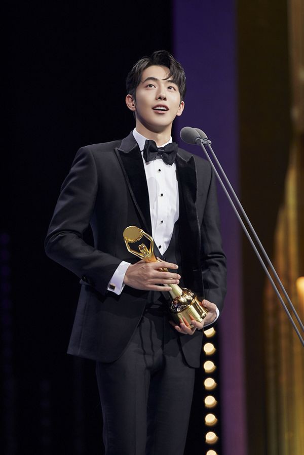 Diciembre 27
# TeenRB20 

—Comparte en su IG un par de fotos de él mientras recibía su premio en la gala juvenil. Este sería su primera vez ganando un premio, pese a no ser la primera vez que asistía a los premios.—