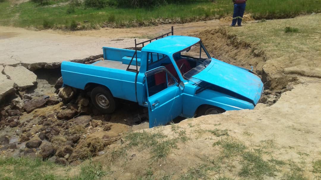 Alex_samanyanga's tweet photo. Pliz don't drive when it is raining! 
The driver of this vehicle in Mbembesi didn't know the road have been washed away he ended up in the ditch. 
#CycloneChalaneZimUpdate 
@matigary @Teechihuri https://t.co/hd5CESP5L4