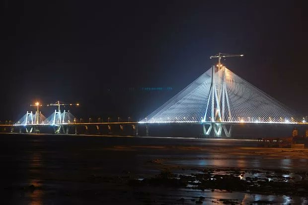 4. Bandra Worli Sealink has steel wires equal to the earth's circumferenceIt took a total of 2,57,00,000 man hours for completion and also weighs as much as 50,000 African elephants. A true engineering and architectural marvel. @hemantsarin  @ssharadmohhan
