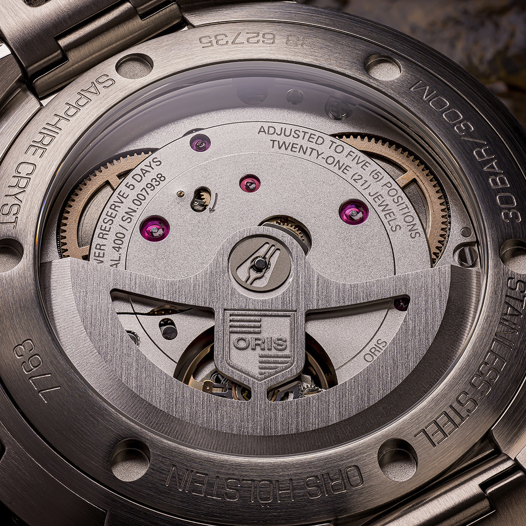 OrisRussia's tweet photo. Новые дайверские #часы #Oris #Aquis Date #Calibre400 сочетают в себе полезные технические характеристики.
#Новинка оснащена дайверским ободком с 60-мин. шкалой, вращающимся в одном направлении, который защищён устойчивым к появлению царапин керамическим кольцом.

#новыечасы https://t.co/Y7pyoSe8CG