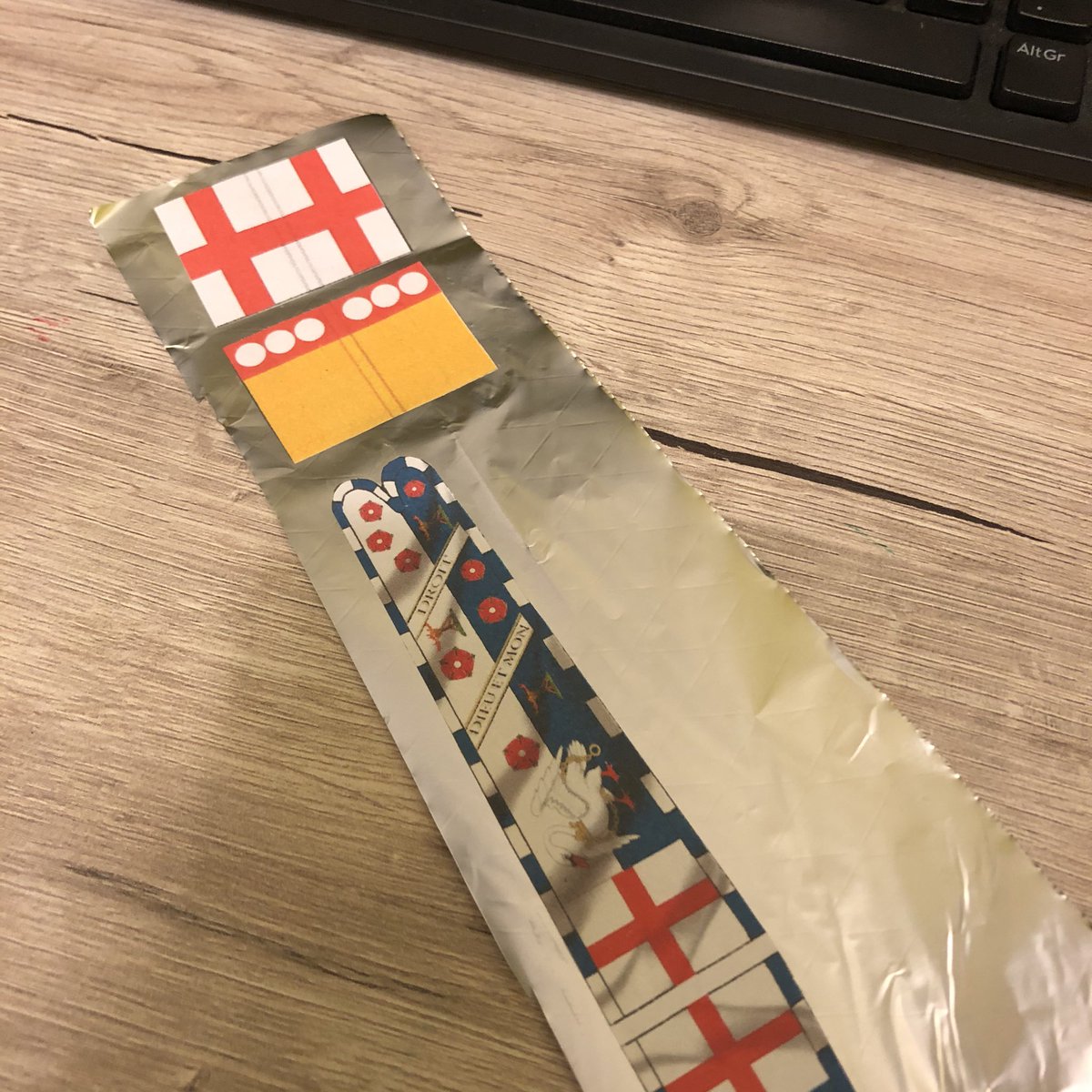 I meant to mention on my  #HundredYearsWar project how I did the banners. Printed them out, sharpened up the colours with paint, then backed the paper with tinfoil. It lets the flags hold the ‘scrunched’ look from the wind far better!  #Wargaming  #paintingminiatures