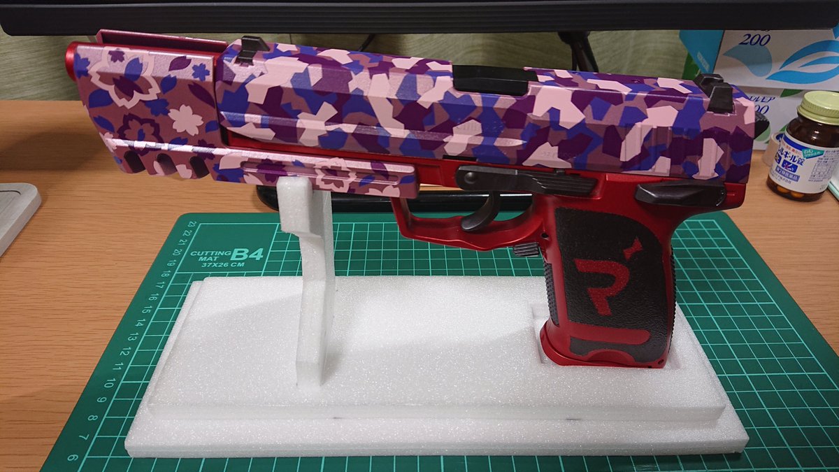 SS_R_Kazama's tweet photo. ＃ロボ子さん ＃ロボ子Art ＃ろぼさー
クラウンモデル「USP MATCH」をロボ子さん風に塗装。迷彩はスライドと補助バレルガード(？)で模様を変えてる。 https://t.co/QA6QjpQKSp