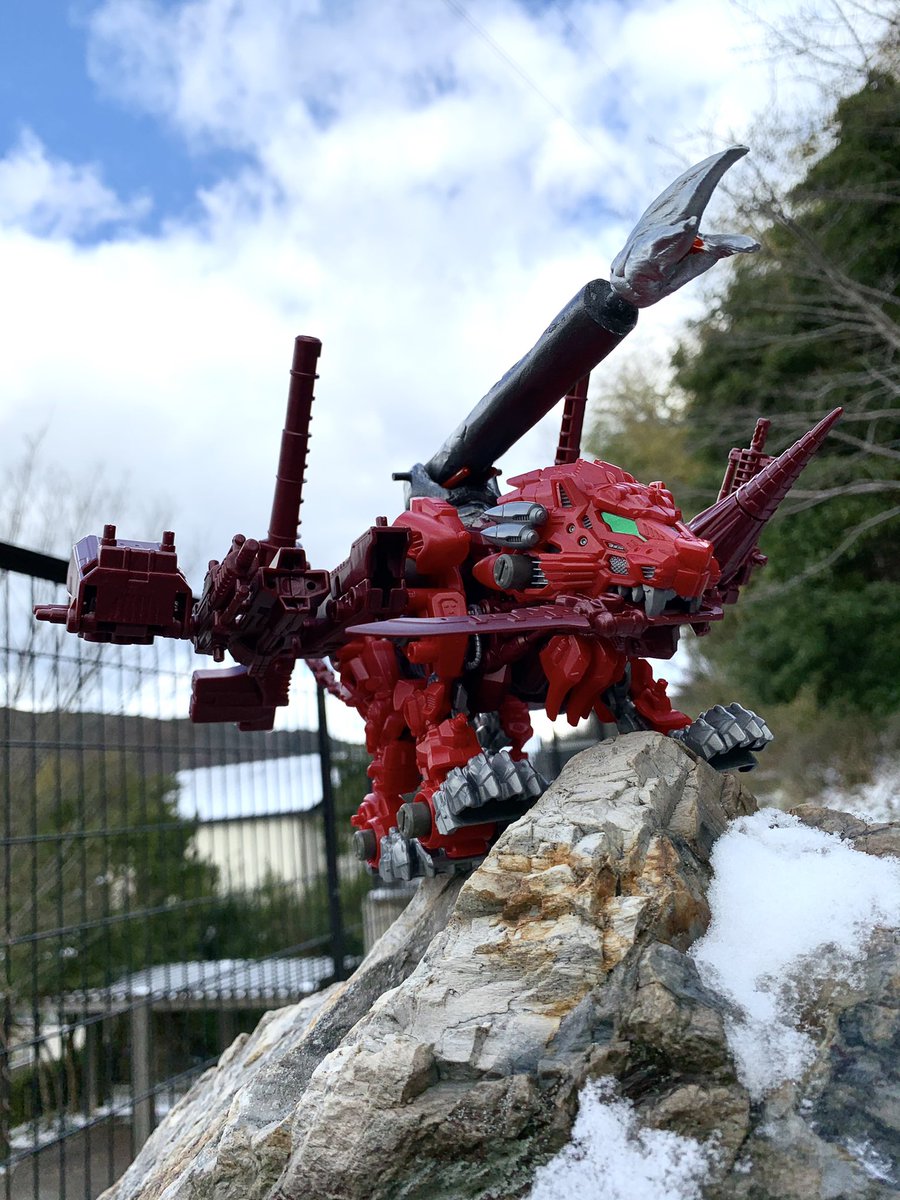 shigepyo's tweet photo. 機体名:バーニングライガー砲撃&amp;接近戦仕様
息子考案のCDWレーザーパイルバンカーを製作。武器は自由に作ってもらい、仕上げや取付部の加工を手伝いました。
パイルバンカーを敵ゾイドに突き刺し、その先端からレーザーを発射、ゾイドを内部から破壊する。
#俺のゾイコン2021
#ホビー部門親子 https://t.co/F5oCww3YgF
