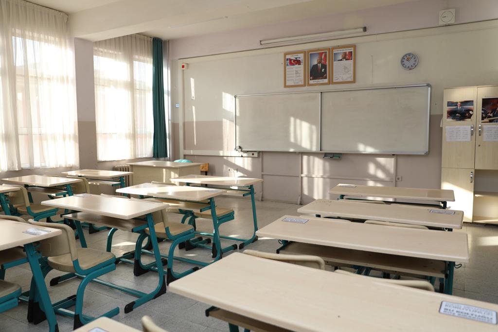 Boş bir sınıf nedir, bunu ancak öğretmenler anlar... 

2021 yılında en kısa sürede kavuşmak ümidiyle...