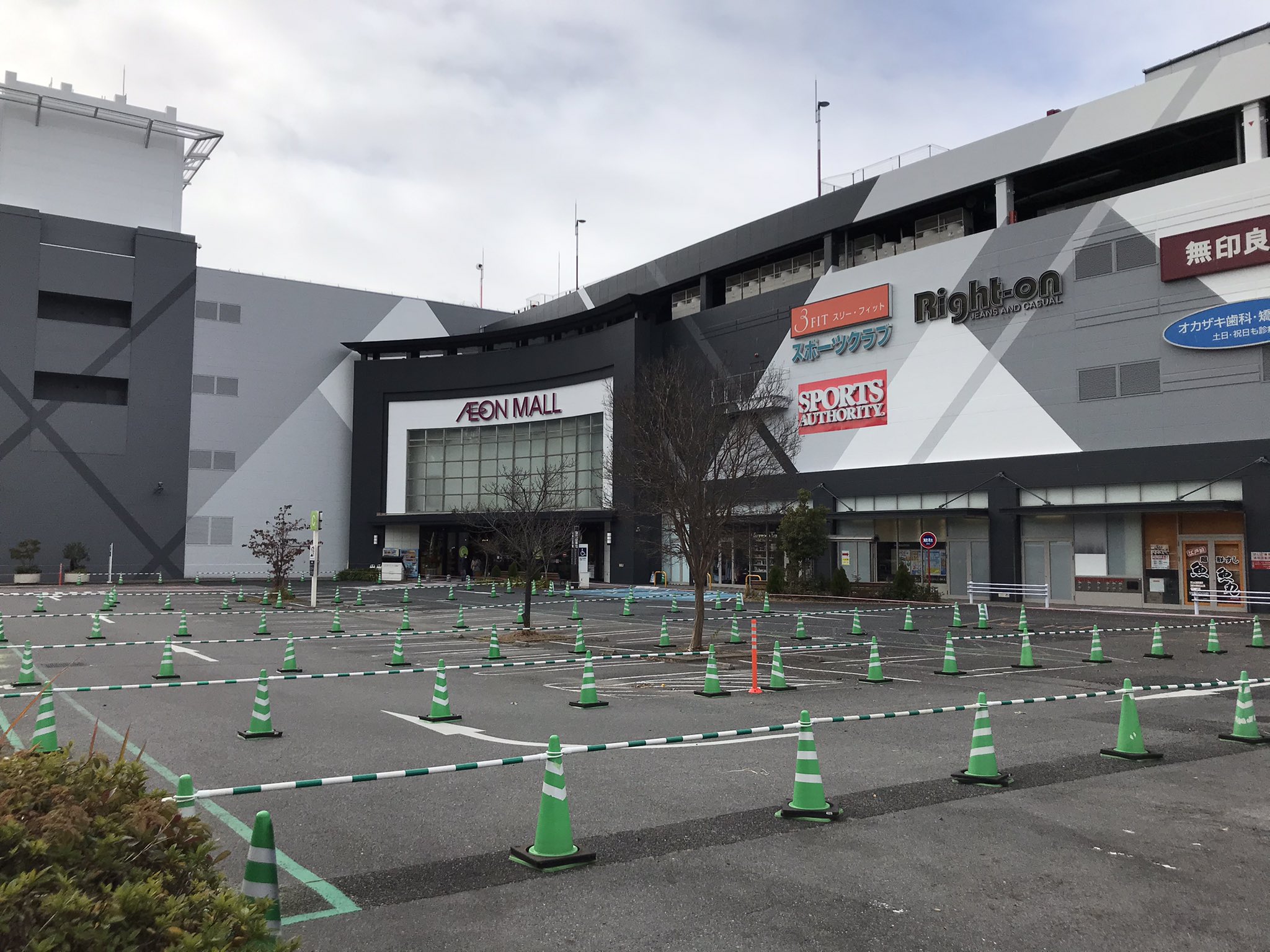 岡崎市民の備忘録 今年最後の買い出し イオンは福袋行列の迎撃態勢を整えていた 思ったほど混んでないね ミスドもそうだけど 今年は年明け前から買える福袋が多くて不思議な感じ 岡崎市 イオンモール岡崎