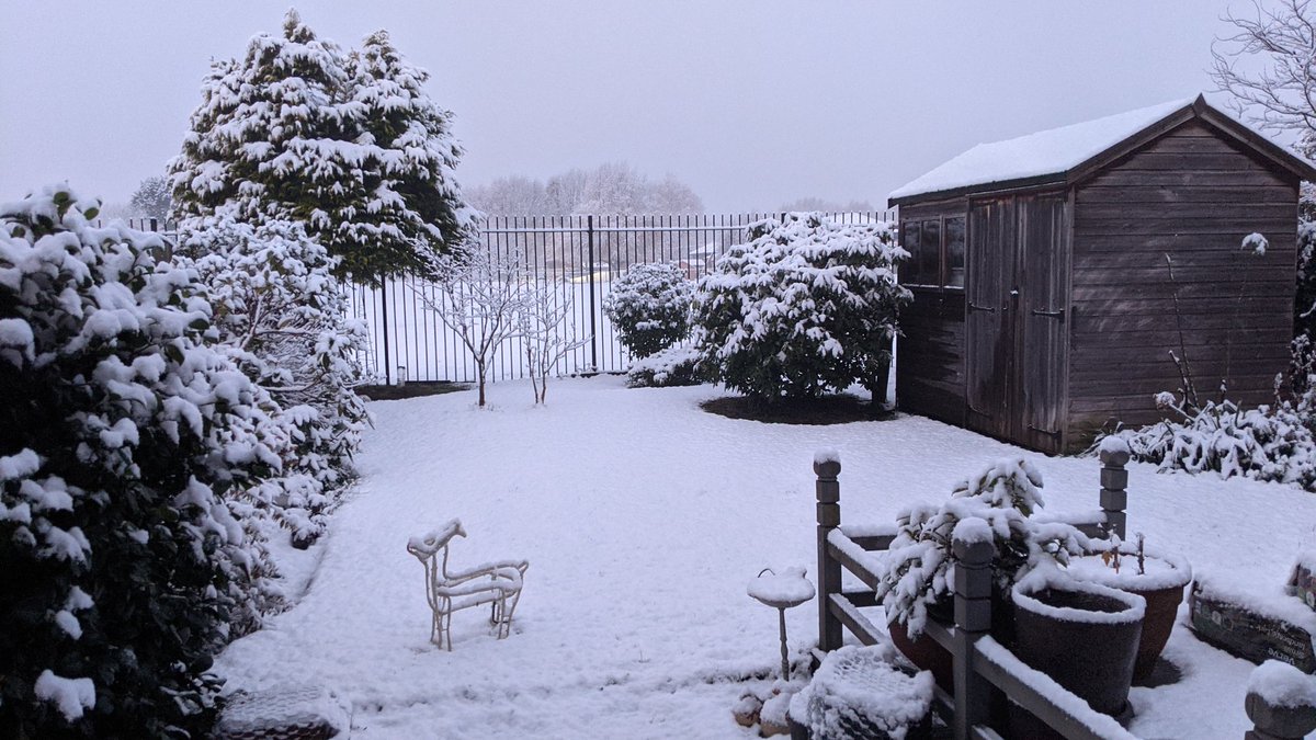 siben24's tweet photo. A winter wonderland this morning #ManchesterSnow https://t.co/e7WDiw7lVH
