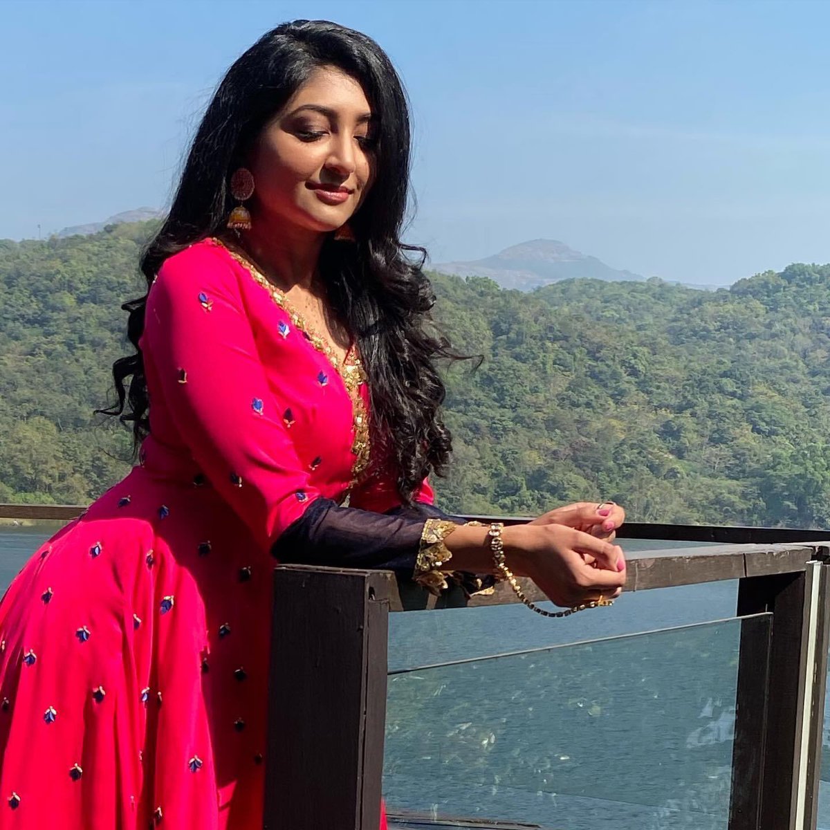 BhoomiOfficial's tweet image. Styled by - @style_by_hetaljogi
Outfit by -  @rajarani_couture
Jewellery by - @misakiaccessories

#aambyvalley #celebration #dayshow