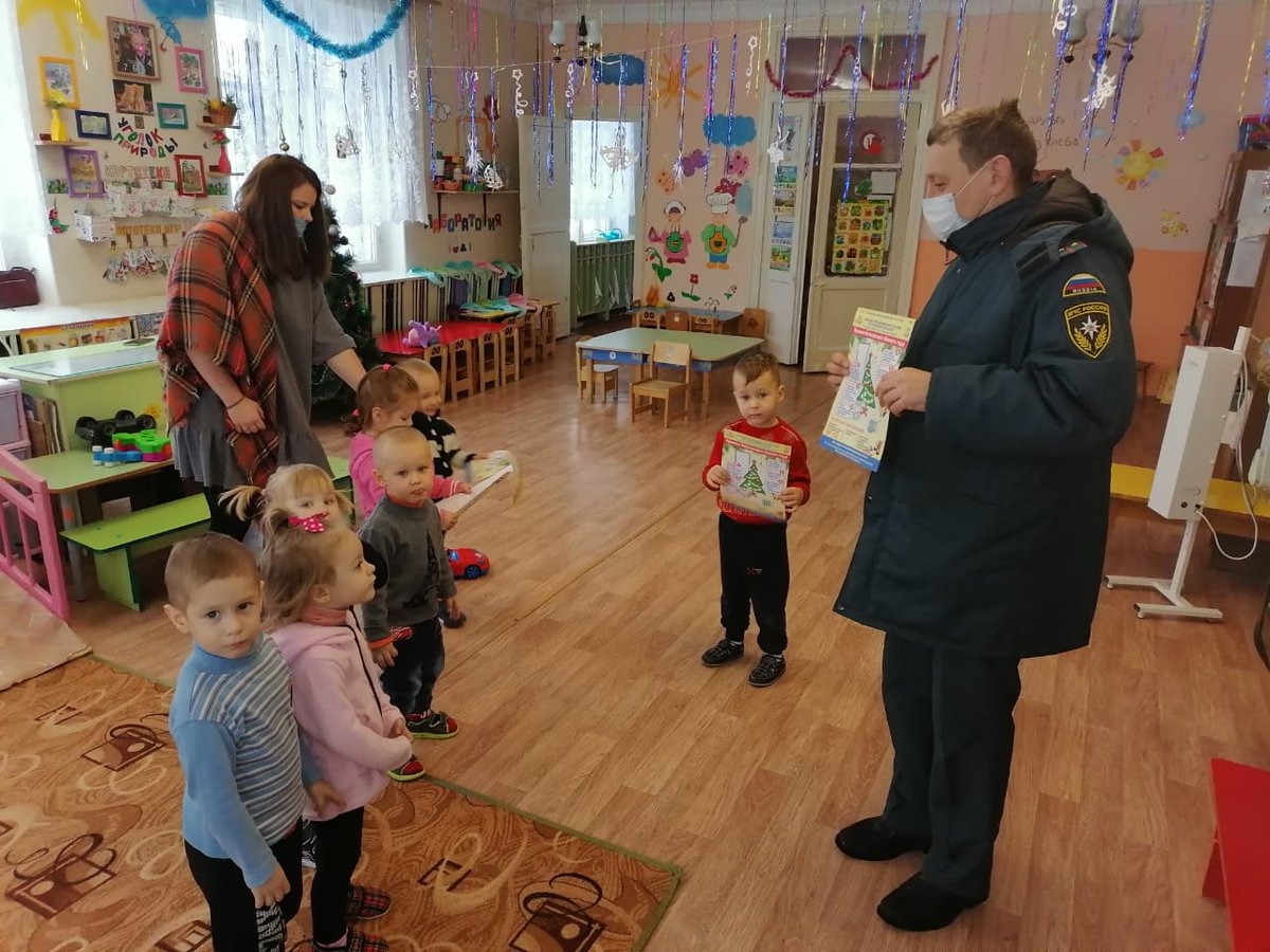 31.12.2020 В МДОУ "Детский сад №2"была проведена беседа с детьми сотрудниками ОНД и ПР по Ясногорскому району УНД ГУ МЧС России по Тульской области на темы: Правила соблюдения безопасности в период зимних каникул.