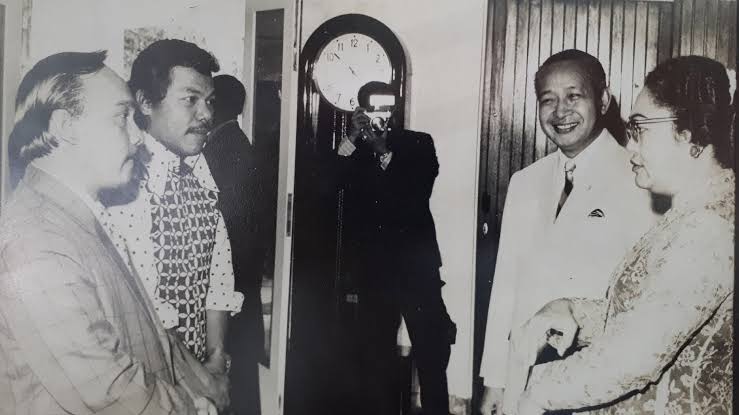 5. Jawaban lugu Bung Ben direspon Pak Soeharto dengan senyuman sambil berkata “Ya sudah kalau memang tidak bersedia,” ujar Pak Harto. Potret kedekatan Benyamin Sueb dengan Keluarga Pak Soeharto.  By detik X