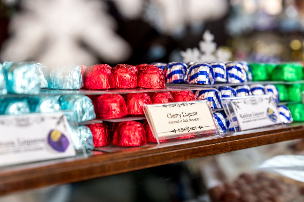 SandtonCity's tweet photo. Chocolate makes the world go round and round…and makes for the sweetest gift! Spread the smiles and love with #GeldhofChocolates 🍫
#IconicSandton #CreateTomorrow #BuildTomorrowTogether #GeldhofChocolates #Christmas #FestiveSeason #Chocolate #ChocolateGift https://t.co/b8qmwnZaDl