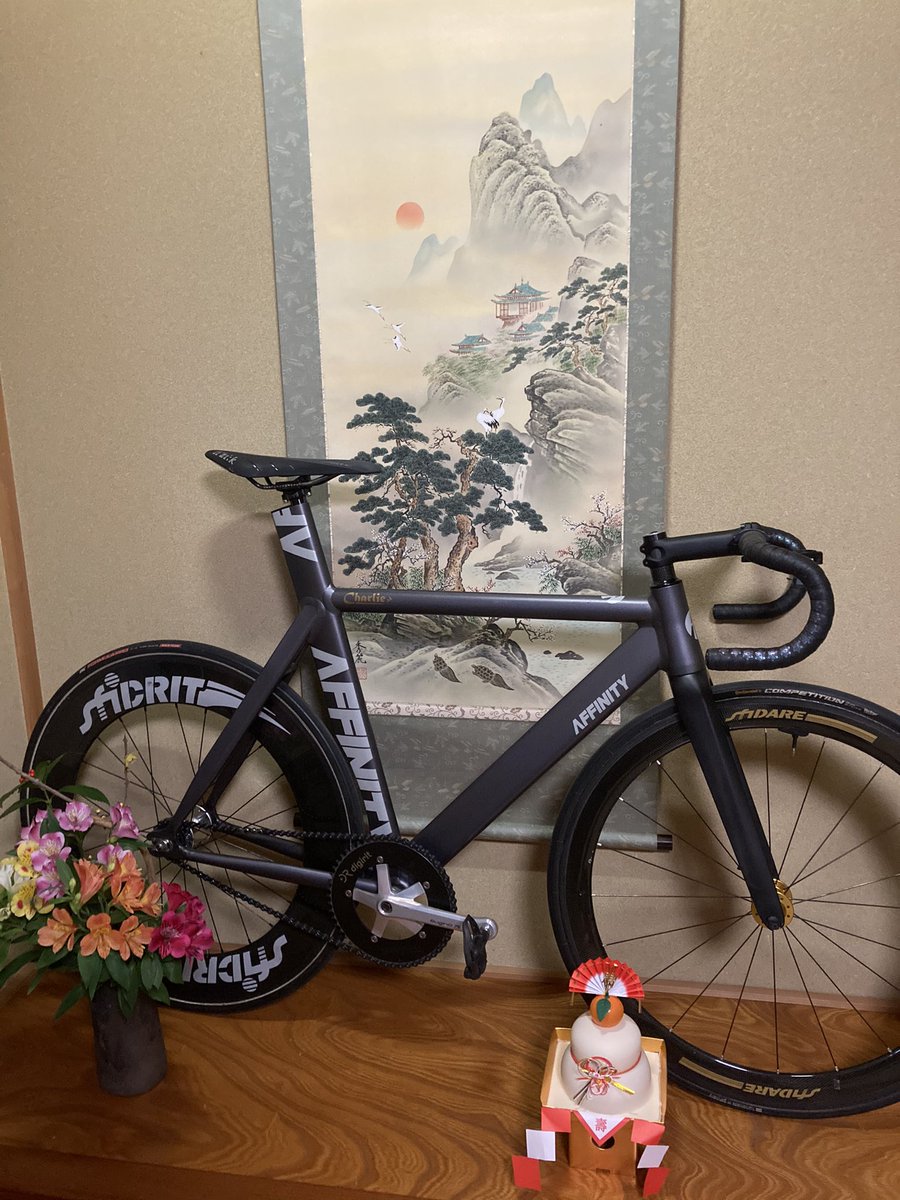 kedama104's tweet image. ヘルメット忘れて、練習納め出来なかった俺😅まあこんな時もあるでしょう🎍皆様良いお年をお迎えください #affinitycycles #loopmagazine