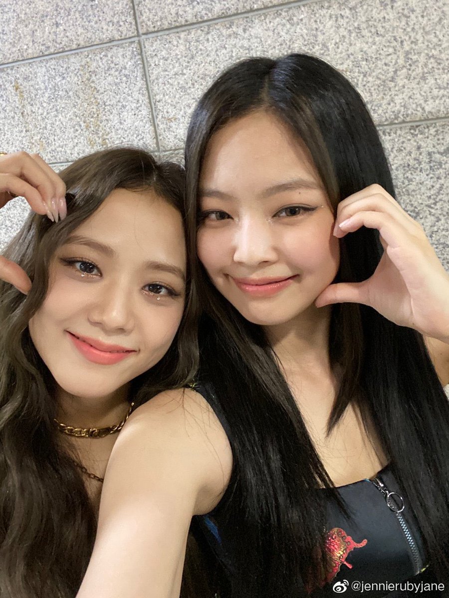 Both Jennie and Jisoo were the first member to appear in each other weibo 