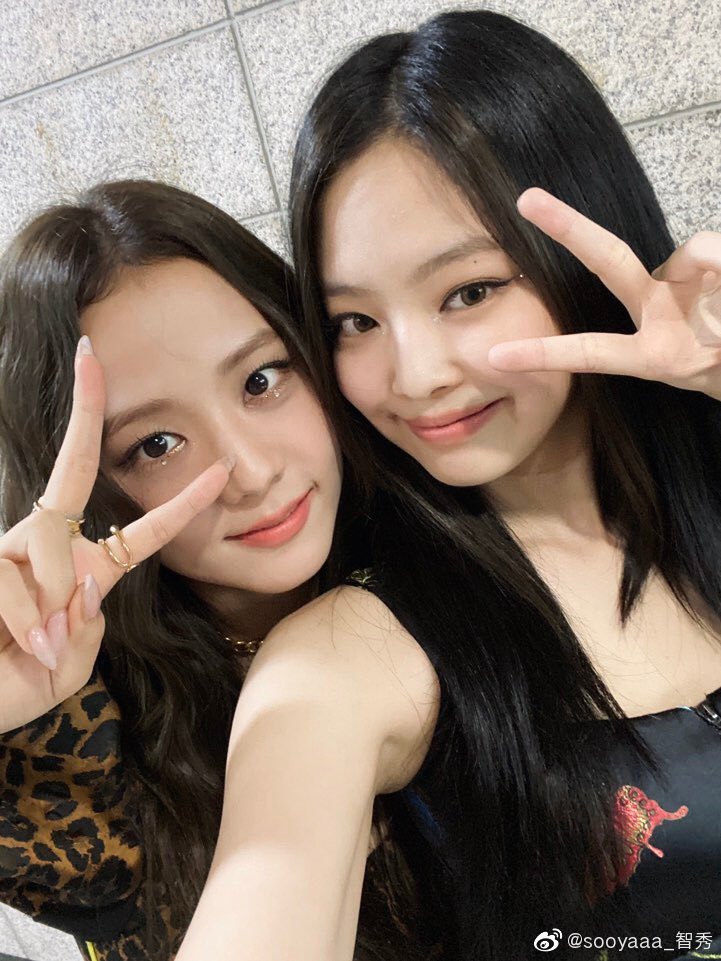 Both Jennie and Jisoo were the first member to appear in each other weibo 