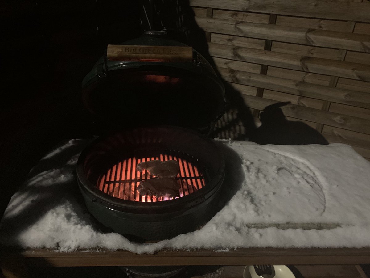 rob_j_gibson's tweet photo. Steaks in the snow ⁦@BigGreenEggUK 😎😎😎🥳🥳🥳 https://t.co/ntSDaJpiR0
