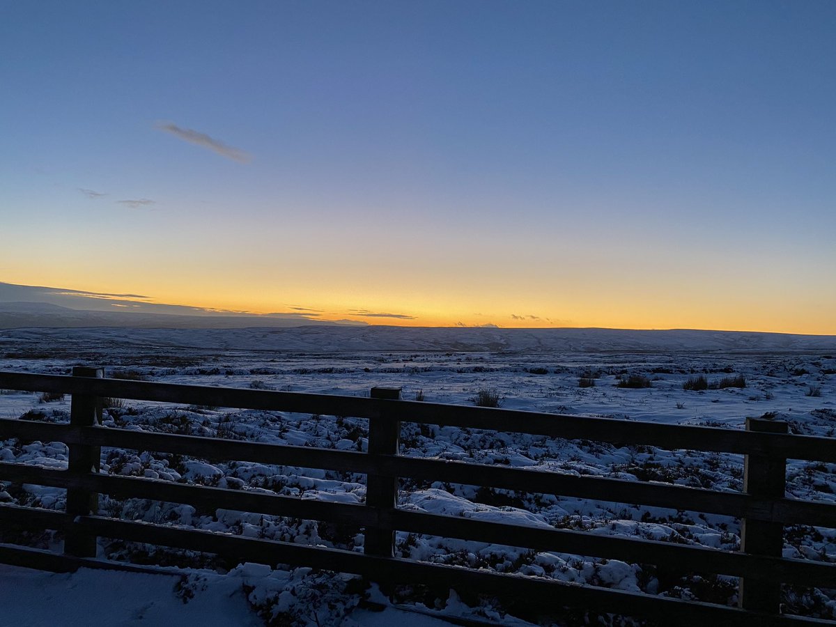36clare's tweet image. North Yorkshire last night #beautifulbutcold