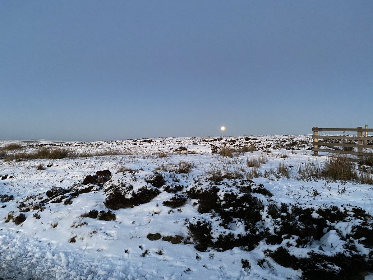 36clare's tweet image. North Yorkshire last night #beautifulbutcold