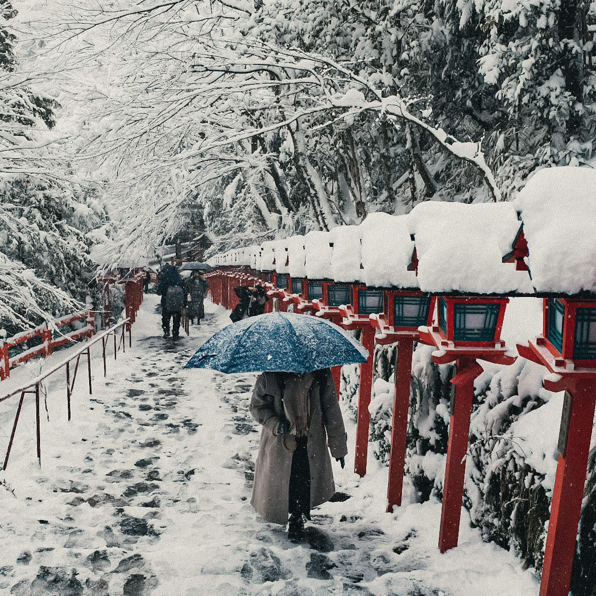 tarro_san's tweet photo. 2020年最後の日に見た雪降る貴船神社がとても美しかった。 https://t.co/v3cIGFwS5B