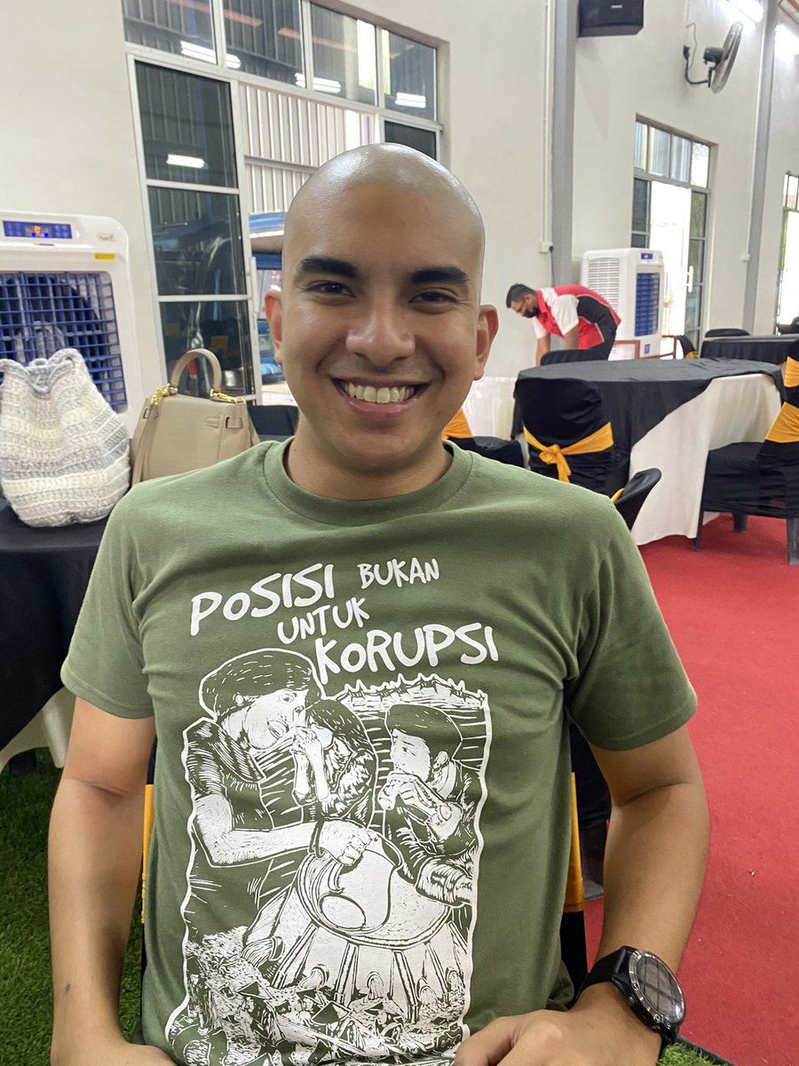 SyedSaddiq's tweet image. Tadi Bro Botak dah bagi 50 laptop kepada pelajar Muar. Ini kita sempat buat hasil dana yang diraih di peringkat awal. 

Rasa happy dan syukur sangat dapat sokongan semua orang.

Nak bantu pun boleh lagi. Klik sini: bit.ly/sumbangan1kelu… 

#BotakChallenge