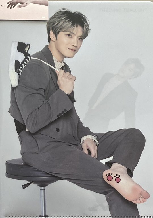 Today Jaejoong presented us his new image, so I'm also giving you the feet in their new look. Yes, they dressed up.