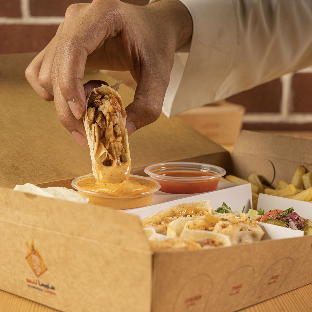 شاورما عربي بتشكيلة الصوصات المشهية غمسها وتلذذ بالطعم

#شاورما #شاورمالندن #لذيذ #مطعم #غداء #عشاء #توصيل_طلبات #طعم #مطعم #مطاعم #الرياض #مطاعم_الرياض #توصيل