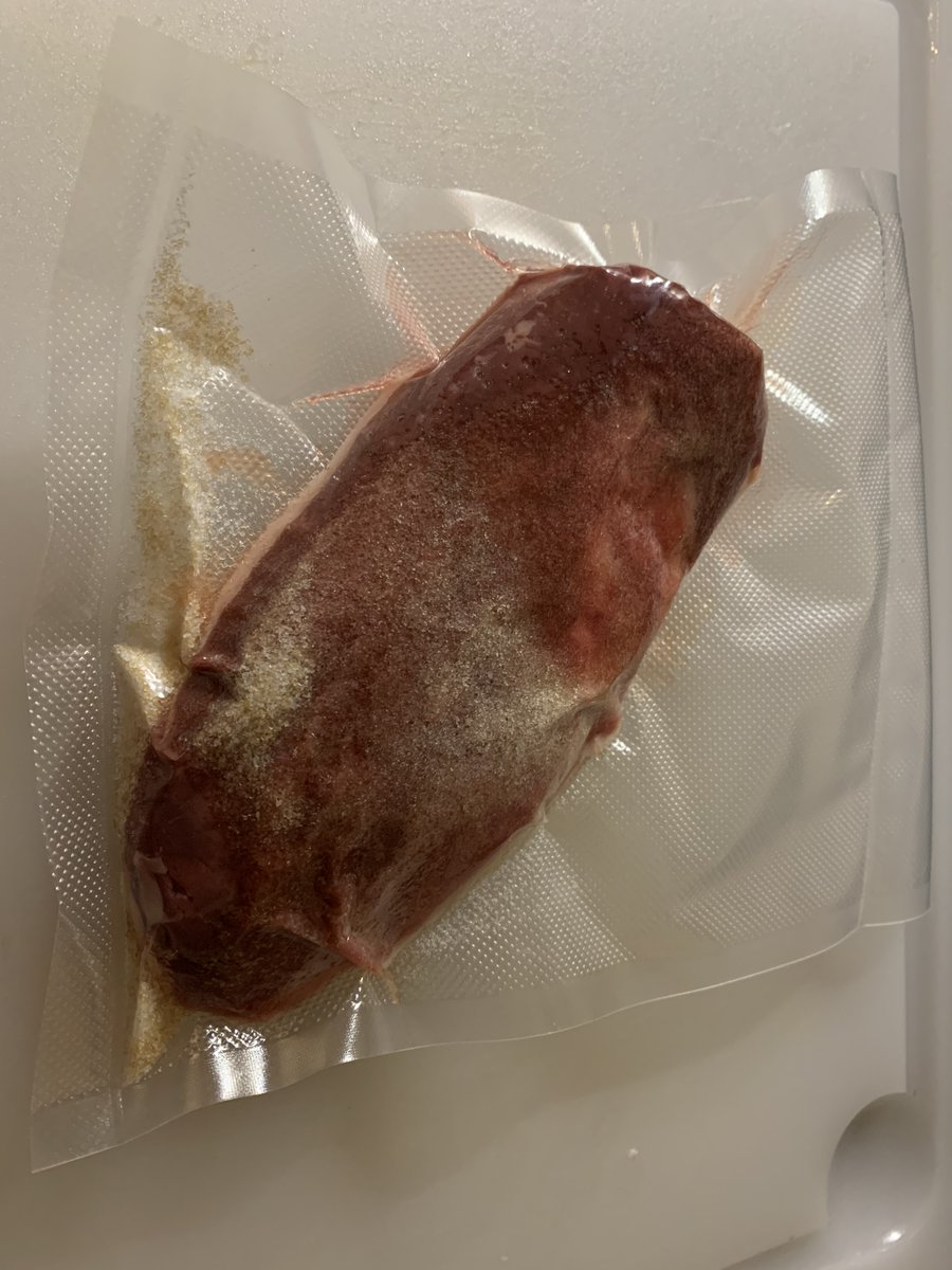 On saupoudre ce mélange sur notre magret dans le sac sous vide et on met sous-vide. Puis 3 jours minimums au frigo, l& #39;avantage de cette méthode étant que si c& #39;est 4 jours, ou 5 cela ne posera pas de problème! 7/13