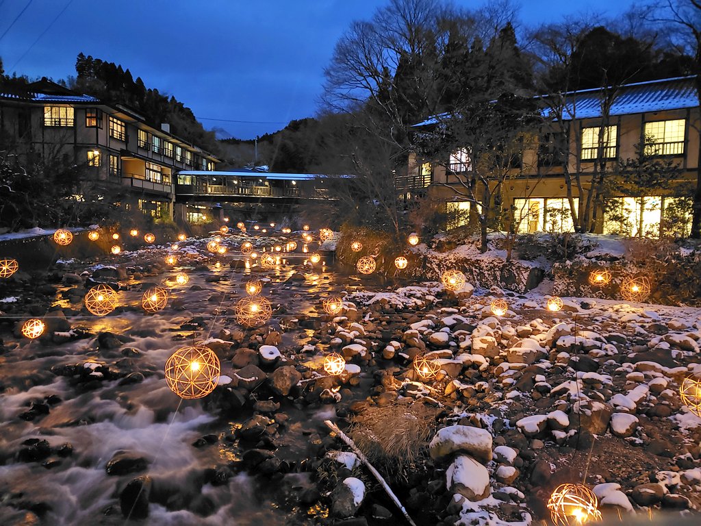 ipaka_'s tweet image. スマホのカメラですらこの美しさ。

黒川温泉の雪と湯あかりはいいぞ！

なんで高性能なカメラ忘れてきたのか悔やまれる(２回目)