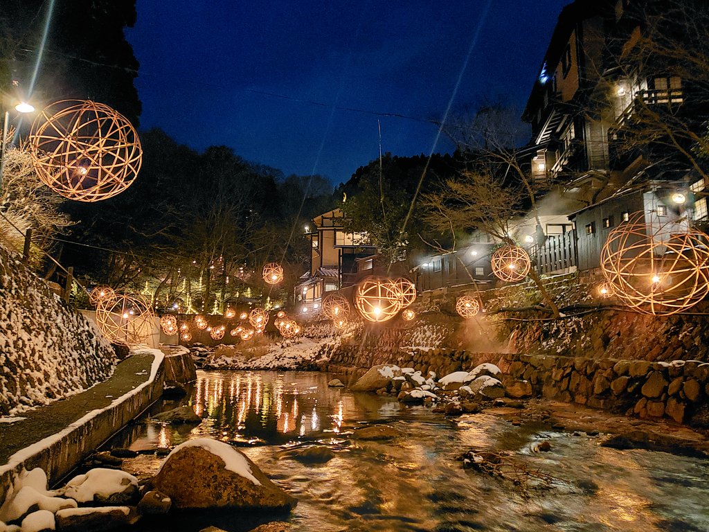 ipaka_'s tweet image. スマホのカメラですらこの美しさ。

黒川温泉の雪と湯あかりはいいぞ！

なんで高性能なカメラ忘れてきたのか悔やまれる(２回目)