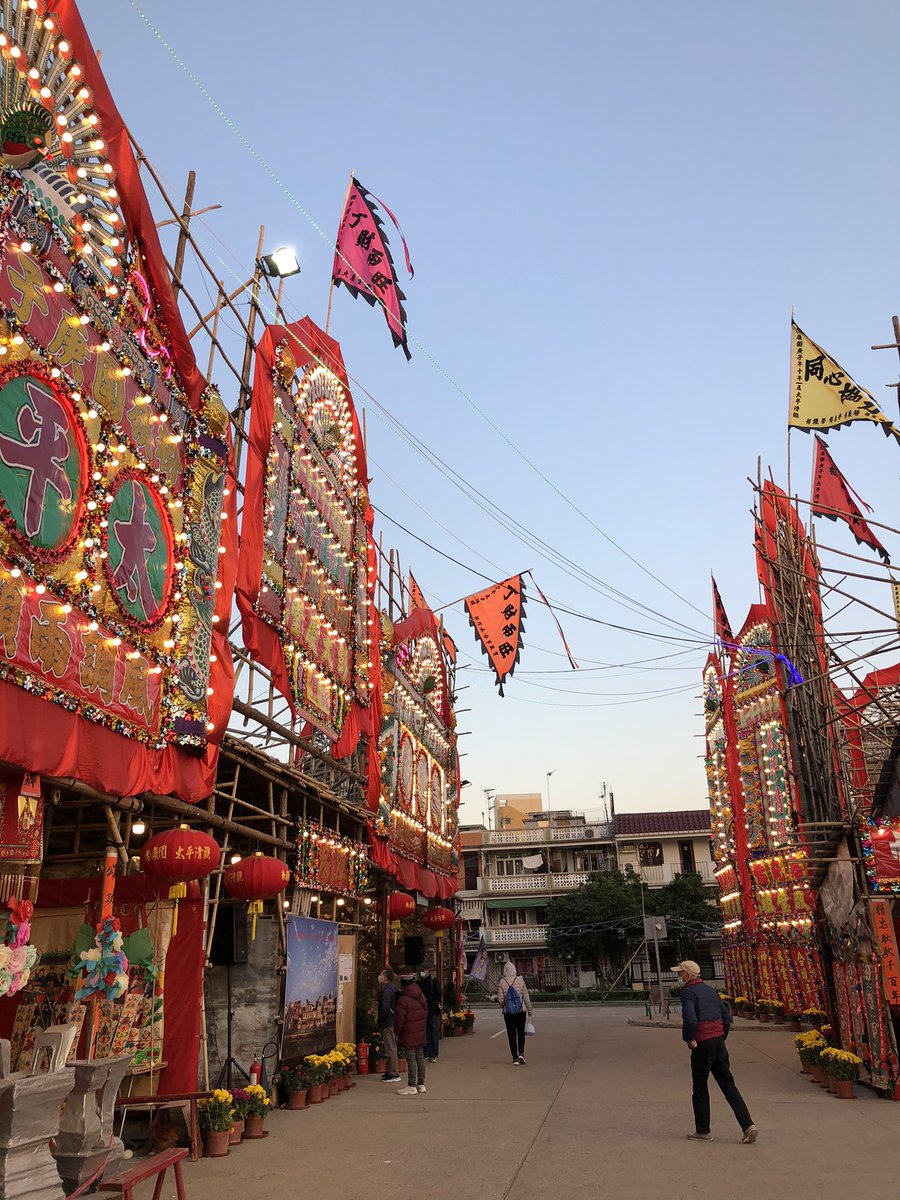 上水で所用を済まして粉嶺圍大平清醮に戻って来ましたが、夕暮れ時の明かりが素敵過ぎる！  https://twitter.com/chieko_hk/status/1344527103937503232