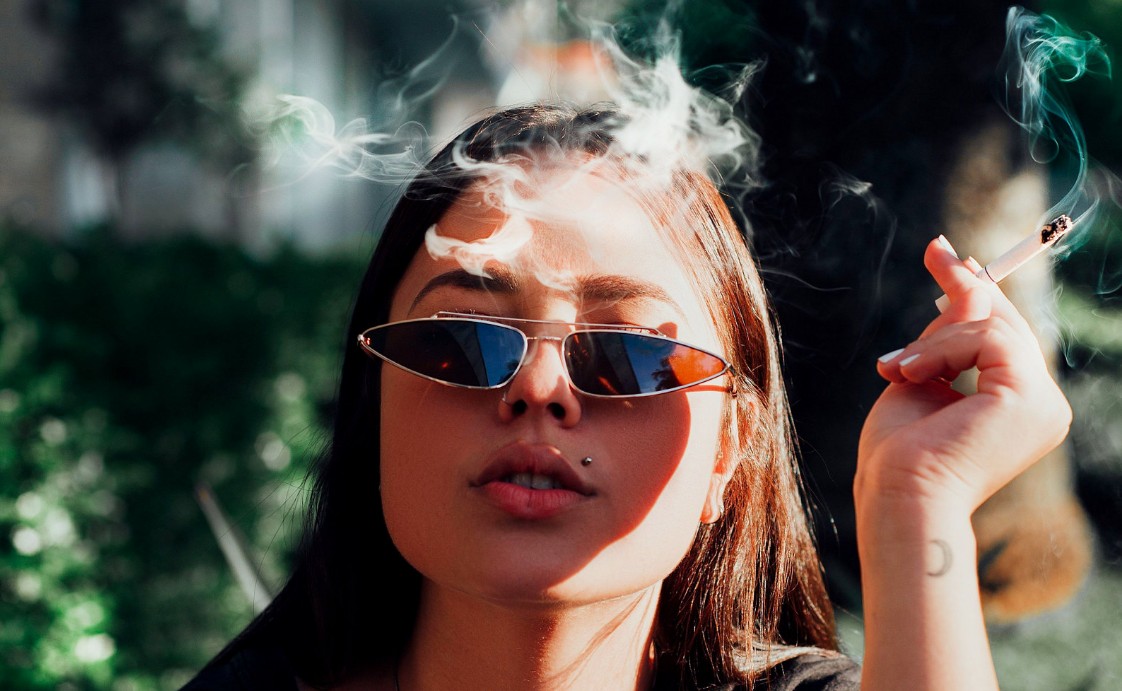 SmokFet's tweet photo. #smoking #fetish #freshmaterial https://t.co/k2cFbU092z