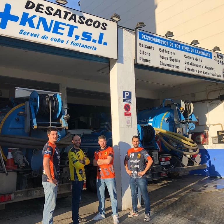 HandbolStVicenc's tweet photo. Visita a les instal·lacions del Desatascos +KNET, un dels nous patrocinadors del club i que lluirà la seva imatge a les noves equipacions de joc

Agraïts pel seu recolzament per continuar gaudint de l’handbol arreu del món

#santvicençdelshorts #FundacióHSV #HSV #colaboradorsHSV https://t.co/qYeNZOBK3a