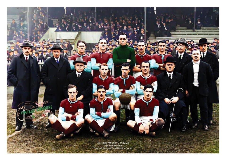 SirLordBoleyn's tweet photo. @AberdareTown claret and blue ....nice kit https://t.co/MfHURl7uET