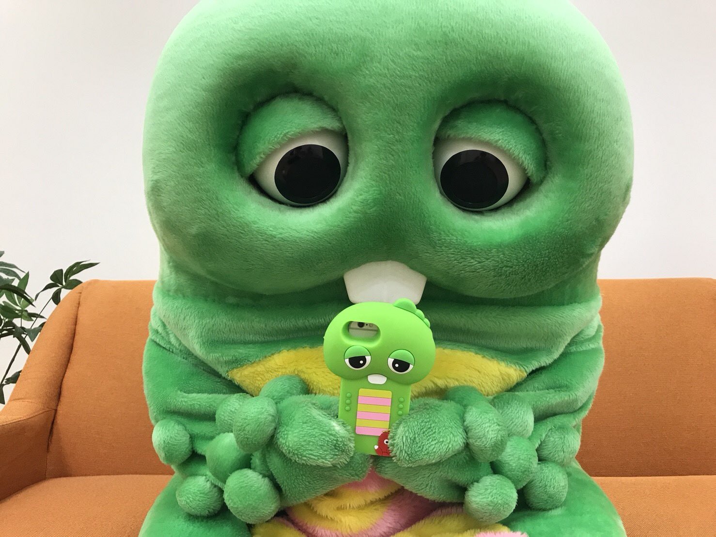 ムック Mukku ガチャピンがなにやらスマホを触ってる 何かはじめるのかな ムック Mukku ガチャピンがなにやらスマホを触ってる 何かはじめるのかな