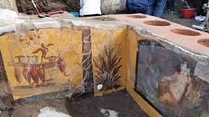 LuxusMensae's tweet photo. El último episodio del año trae buenísimas noticias. Arqueología e Historia nos dan muchas alegrías con el descubrimiento de este fantástico termopolio en Pompeya ¡Te lo contamos todo!
https://t.co/MdCgMrbkp2
#termopolio #pompeya #podcast https://t.co/HmJb5BiJeu