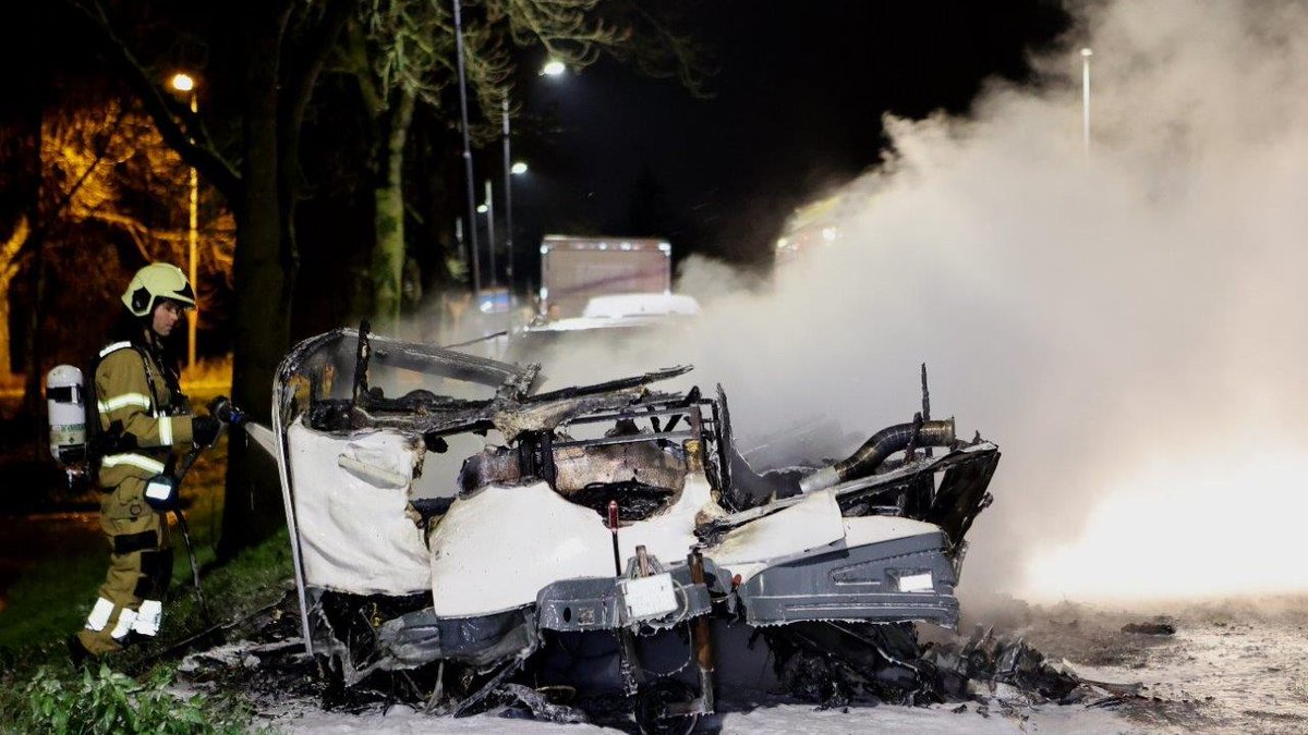 (VIDEO) Een caravan die langs de Hedikhuizerweg in Den Bosch geparkeerd stond, is in de nacht van woensdag op donderdag in vlammen opgegaan. De politie gaat uit van brandstichting..