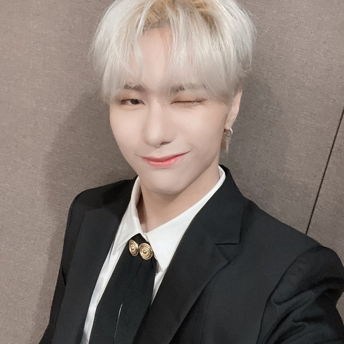 NewWorld_VICTON's tweet photo. [#승식 ]앨리스😚새해복 많이 받쟈 우리💙💛💙💛Happy New Year💙💛 https://t.co/89QFceneBu