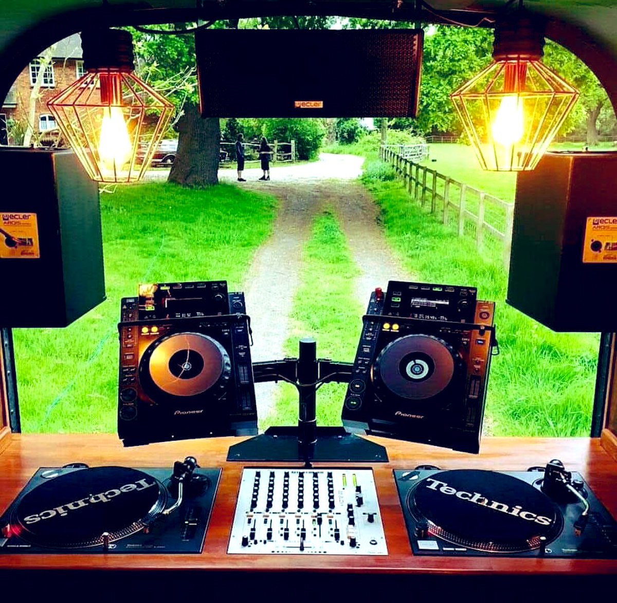 djmarkfarina's tweet image. Dig this converted horse trailer by Healthy Yummies.