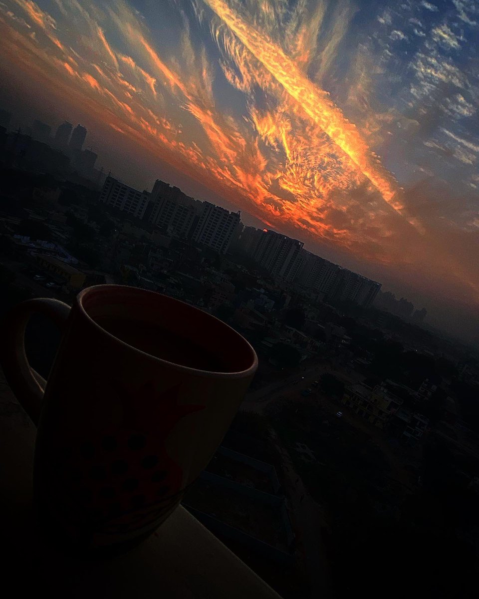 payallal's tweet photo. last sunset of 2020,I watch sun take final bow.2020 U’ve been year filled wid lots of emotions
I say thank u fr everything &amp; helping me learn some precious lessons on life #sunsetdiaries #sunsetchronicles #gratitude #gratitudeattitude #lastdayof2020 #shotoniphone #iphonography https://t.co/Ew7rIdzZvX