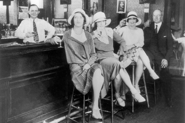 The last hours of 1920 saw the birth of an entirely different party — where the added element of secrecy and lawbreaking added a new, wilder dimension for many. The abundance of speakeasies and bars flouting the law kept Midtown active. (2/5)  https://bit.ly/383DHnn   #NewYear