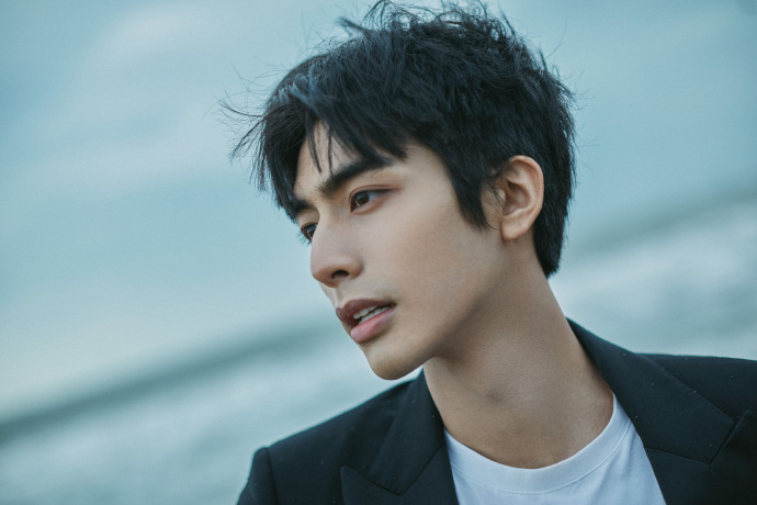 dramapotatoe's tweet photo. #SongWeilong in new snaps by the beach for Hunan TV New Year Concert 2021

More snaps - https://t.co/pU4mx9rY4T https://t.co/yZpLMdnwC5