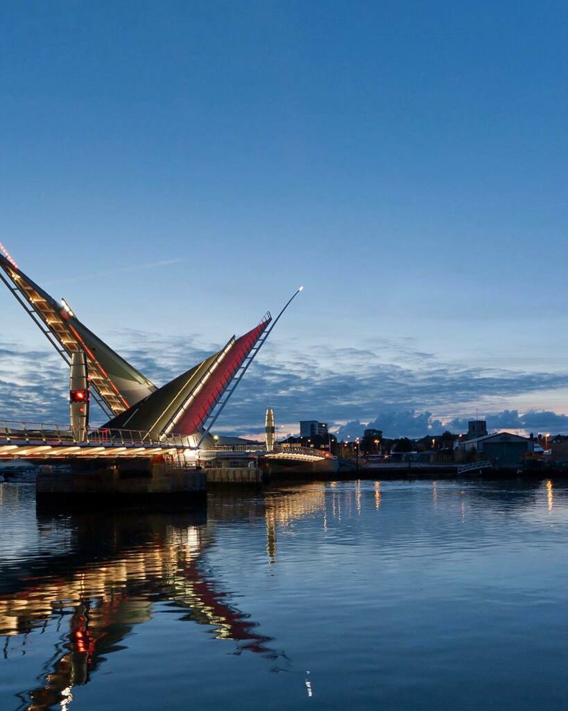 Crossing over. 

✨Wishing everyone a happy and healthy New Year.✨

We’ve been inspired and touched at how our team and collaborators pulled together to adapt to the whirlwind of changes. We hope that this air of support will continue into 2021 and be… instagr.am/p/CJd4eROBhAX/