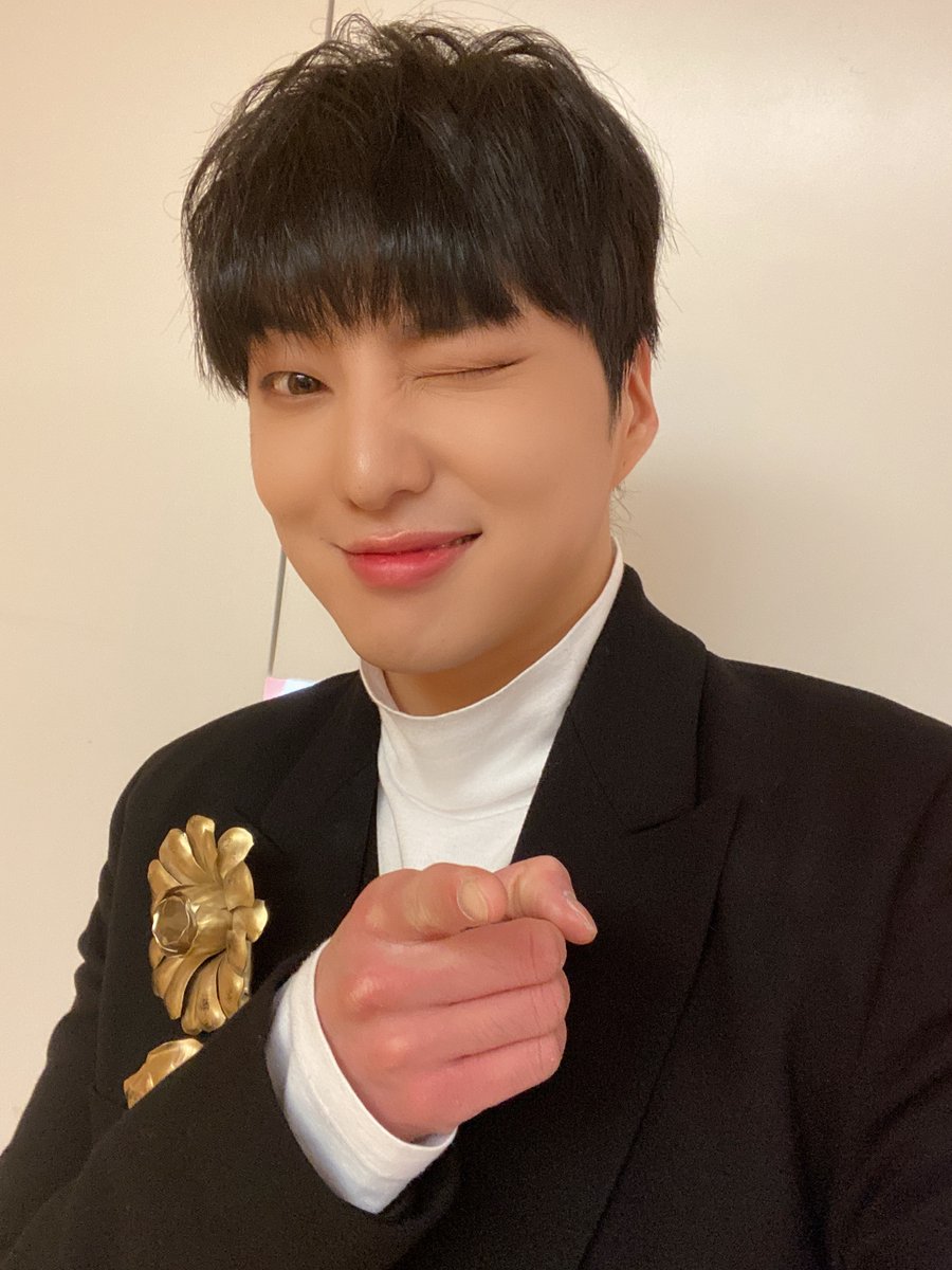 [⭐️YOON⭐️] 올 한 해 복면가왕 ‘주윤발’과 ‘강승윤’에게 많은 사랑 보내주셔서 감사합니다☺️ 내년에도 더욱 더 빛나는 한 해 보내시길 바랄게요, 새해 복 많이 받으세요💙

#YOON #강승윤 #WINNER #위너 #Happy_New_Year <a href="/official_yoon_/">official_yoon_</a>