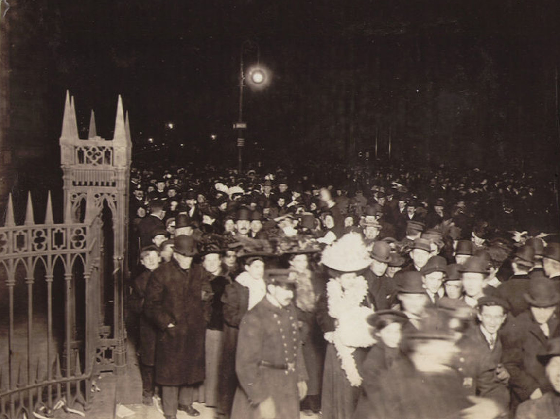 But Prohibition helped expedite the demise of older  #NYE traditions in less active districts with fewer speakeasies. Trinity Church (pic from previous years) was a common place to ring in  #NewYear, but in 1920 "the police were there and lonesome.” (3/5)  https://bit.ly/383DHnn 