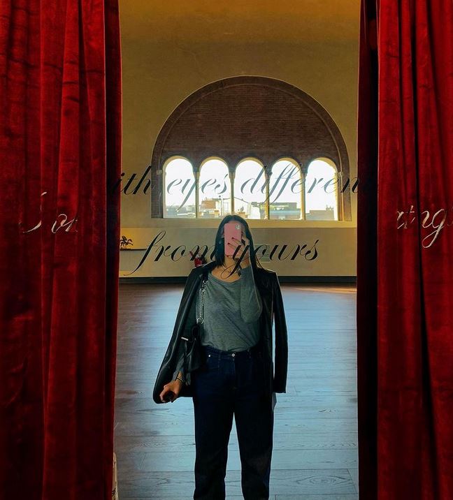 Si chiude il sipario su un anno complicato per tutti e si apre su un 2021 in cui, ognuno col proprio sguardo, guarderemo alle cose con occhi diversi.

“I look at things with eyes different from yours” (2010) di Shilpa Gupta nella foto di benedettalorenz su Instagram