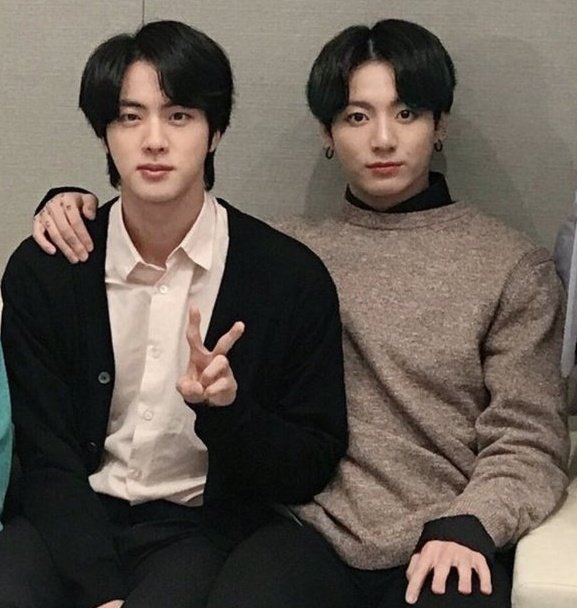 Jungkook being a number #1 Moon enthusiast.