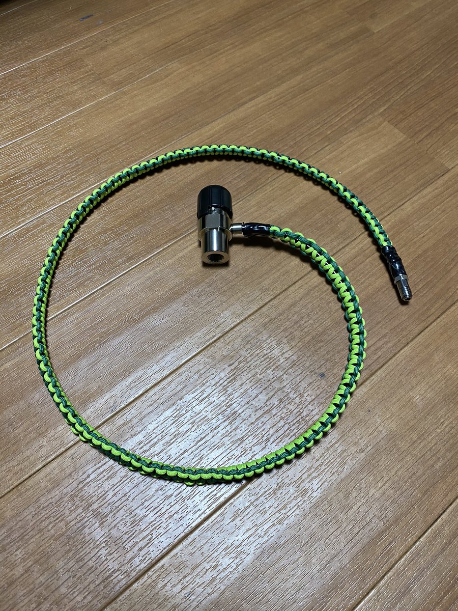 Barberさん A Twitter 6mmホースをパラコードで編んでオシャレな外部ソースのホース出来た 根気さえ有れば簡単に安く出来ますよ